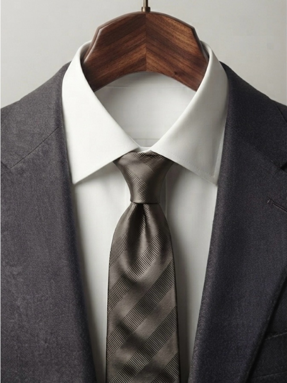 Brioni Luxury Italian Silk Necktie – Taupe Gray Brown Diagonal Stripe – Made in